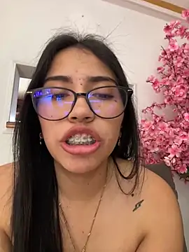 Snapshot of SaritaHot_69 chatting on 12-17-24, 06:42 SaritaHot 69 online show from 12-17-24, 06:42