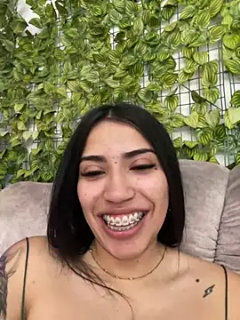 Snapshot of SaritaHot_69 chatting on 12-25-24, 04:43 SaritaHot 69 online show from 12-25-24, 04:43