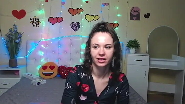 Snapshot of KaraCriegs chatting on 02-14-25, 12:51 KaraCriegs online show from 02-14-25, 12:51