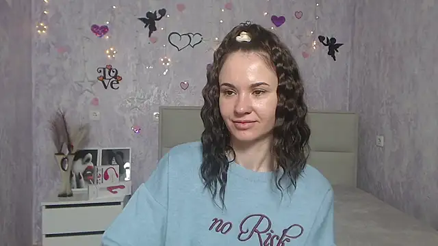 Snapshot of KaraCriegs chatting on 03-05-25, 10:21 KaraCriegs online show from 03-05-25, 10:21