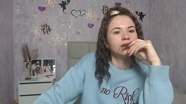 Snapshot of KaraCriegs chatting on 03-06-25, 01:37 KaraCriegs online show from 03-06-25, 01:37
