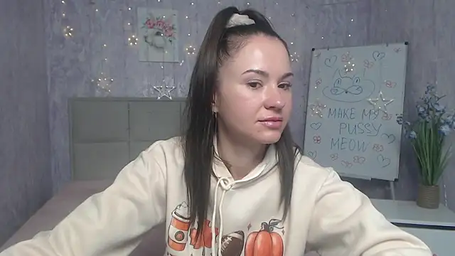 Snapshot of KaraCriegs chatting on 09-27-25, 05:29 KaraCriegs online show from 09-27-25, 05:29