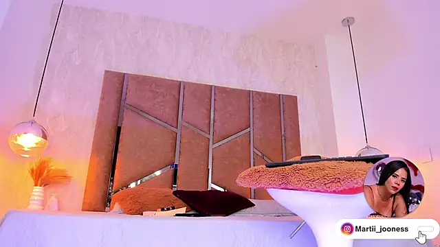 Martinaa Jones  online show from 03-06-25, 06:37