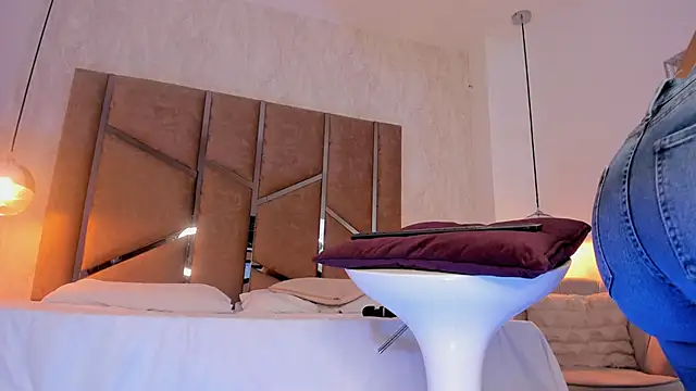 Martinaa Jones  online show from 09-11-25, 07:25