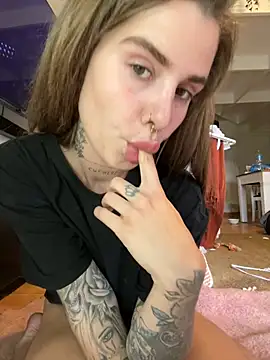 Snapshot of EmiliaCatalina chatting on 12-14-24, 07:46 EmiliaCatalina online show from 12-14-24, 07:46