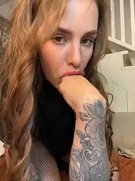 Snapshot of EmiliaCatalina chatting on 12-20-24, 10:00 EmiliaCatalina online show from 12-20-24, 10:00