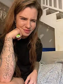Snapshot of EmiliaCatalina chatting on 12-21-24, 01:47 EmiliaCatalina online show from 12-21-24, 01:47