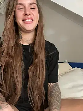 Snapshot of EmiliaCatalina chatting on 12-27-24, 06:42 EmiliaCatalina online show from 12-27-24, 06:42