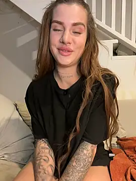 Snapshot of EmiliaCatalina chatting on 12-27-24, 10:16 EmiliaCatalina online show from 12-27-24, 10:16