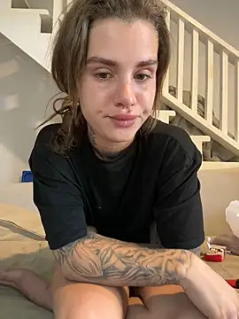 Snapshot of EmiliaCatalina chatting on 12-31-24, 08:23 EmiliaCatalina online show from 12-31-24, 08:23