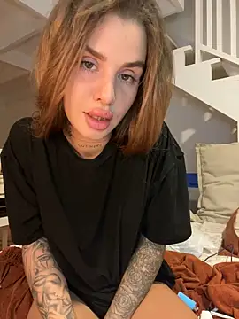 Snapshot of EmiliaCatalina chatting on 02-07-25, 03:34 EmiliaCatalina online show from 02-07-25, 03:34