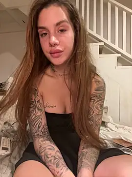 Snapshot of EmiliaCatalina chatting on 03-04-25, 11:00 EmiliaCatalina online show from 03-04-25, 11:00