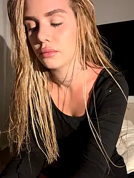 Snapshot of EmiliaCatalina chatting on 09-13-25, 01:27 EmiliaCatalina online show from 09-13-25, 01:27