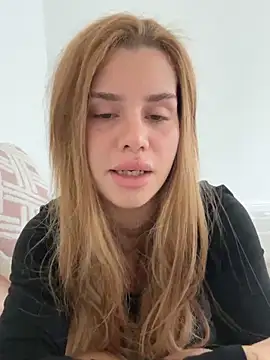 Snapshot of EmiliaCatalina chatting on 09-28-25, 08:03 EmiliaCatalina online show from 09-28-25, 08:03