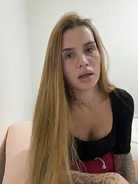 Snapshot of EmiliaCatalina chatting on 09-30-25, 12:04 EmiliaCatalina online show from 09-30-25, 12:04