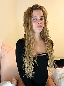 Snapshot of EmiliaCatalina chatting on 10-15-25, 11:27 EmiliaCatalina online show from 10-15-25, 11:27