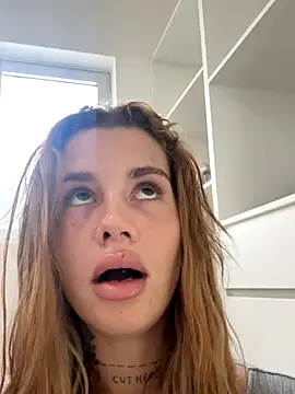 EmiliaCatalina online show from 10-30-25, 06:41