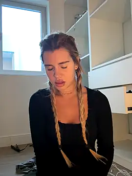 EmiliaCatalina online show from 11-06-25, 09:48