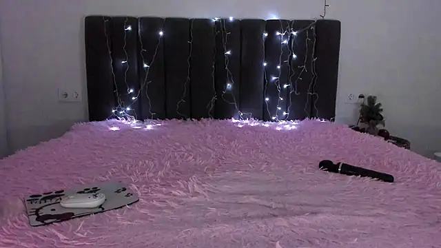 Snapshot of Mika_Ray chatting on 12-25-24, 11:10 Mika Ray online show from 12-25-24, 11:10