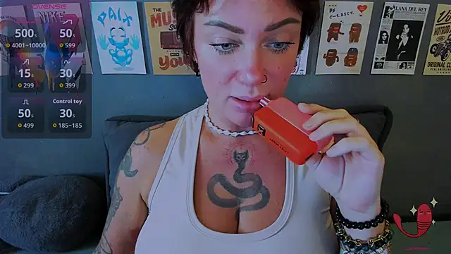Snapshot of EllieOz chatting on 06-15-26, 04:53 EllieOz online show from 06-15-26, 04:53