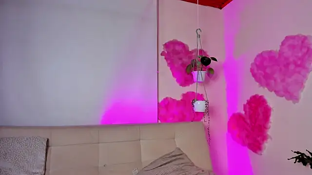 Snapshot of roselinedior chatting on 02-15-25, 04:34 roselinedior online show from 02-15-25, 04:34