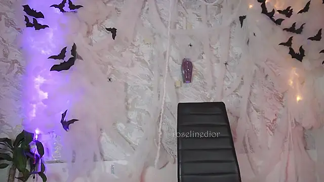 Snapshot of roselinedior chatting on 10-15-25, 12:05 roselinedior online show from 10-15-25, 12:05