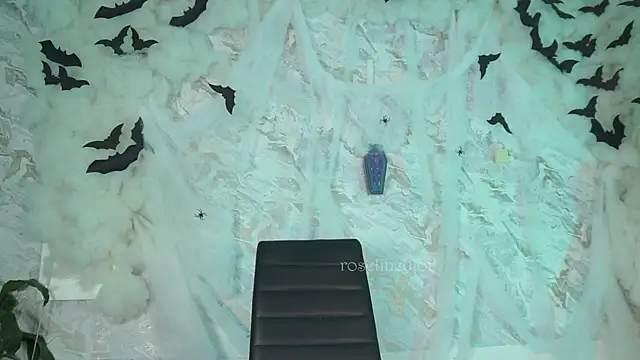 Snapshot of roselinedior chatting on 10-23-25, 01:54 roselinedior online show from 10-23-25, 01:54