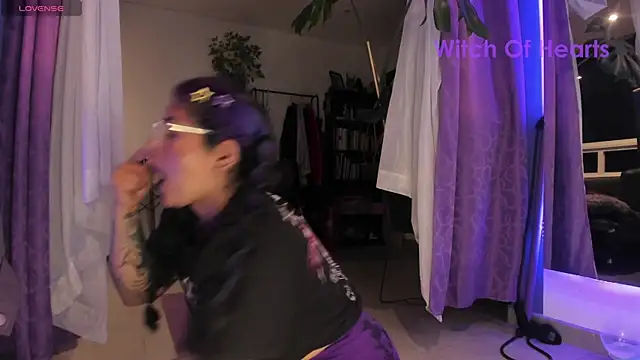 Snapshot of witchviolet chatting on 07-04-26, 01:45 witchviolet online show from 07-04-26, 01:45