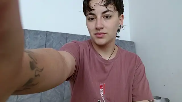 Snapshot of linda_33 chatting on 10-10-25, 01:32 linda 33 online show from 10-10-25, 01:32