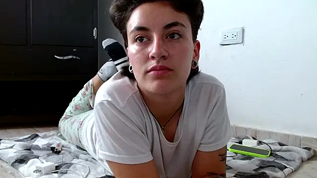 Snapshot of linda_33 chatting on 10-17-25, 08:44 linda 33 online show from 10-17-25, 08:44