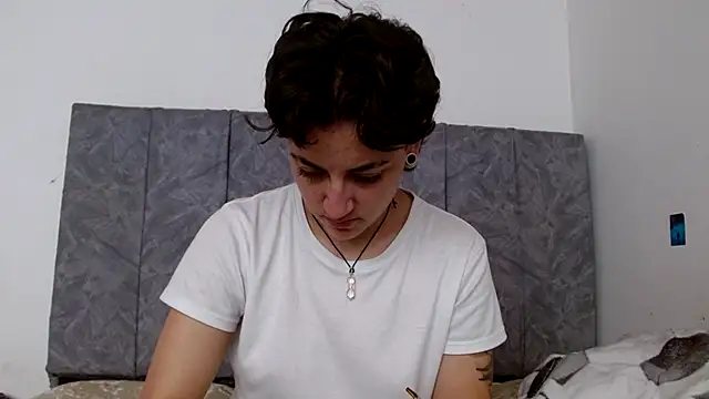 Snapshot of linda_33 chatting on 11-11-25, 02:17 linda 33 online show from 11-11-25, 02:17