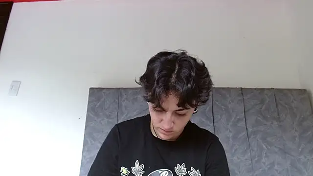 Snapshot of linda_33 chatting on 11-16-25, 04:12 linda 33 online show from 11-16-25, 04:12