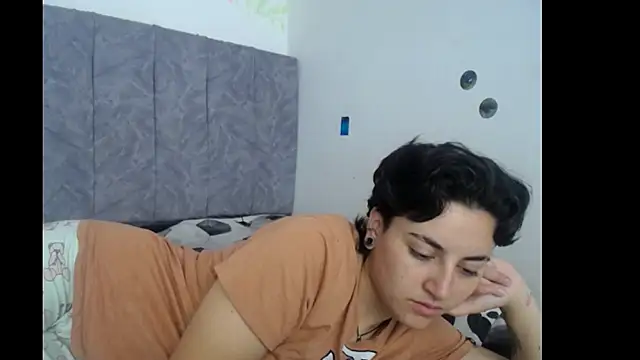 Snapshot of linda_33 chatting on 11-27-25, 01:57 linda 33 online show from 11-27-25, 01:57