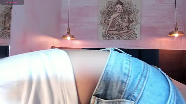 Snapshot of AnneDixie chatting on 03-23-25, 03:21 AnneDixie online show from 03-23-25, 03:21