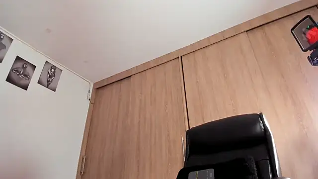 Snapshot of Bambi_gurl chatting on 02-13-25, 01:40 Bambi gurl online show from 02-13-25, 01:40