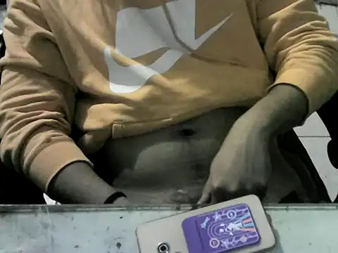 Snapshot of Alejo_hotguy chatting on 10-27-25, 04:38 Alejo hotguy online show from 10-27-25, 04:38