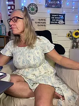 Snapshot of TrenaAnne chatting on 05-18-26, 05:52 TrenaAnne online show from 05-18-26, 05:52
