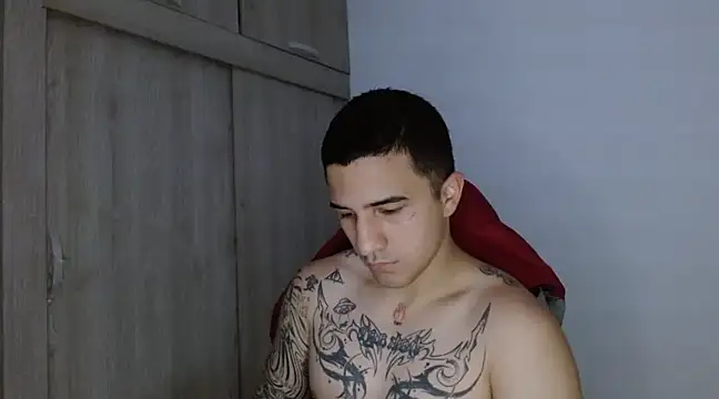 Snapshot of Sisoyalejo420 chatting on 12-23-24, 04:01 Sisoyalejo420 online show from 12-23-24, 04:01