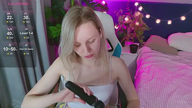 Snapshot of Beatrica_Klein chatting on 01-12-25, 02:19 Beatrica Klein online show from 01-12-25, 02:19