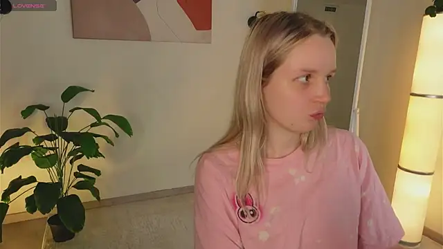 Snapshot of Beatrica_Klein chatting on 11-10-25, 04:17 Beatrica Klein online show from 11-10-25, 04:17