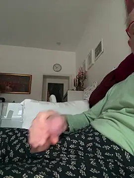 Snapshot of Frank22xx chatting on 10-16-25, 05:52 Frank22xx online show from 10-16-25, 05:52