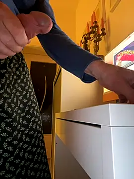 Snapshot of Frank22xx chatting on 10-18-25, 06:41 Frank22xx online show from 10-18-25, 06:41