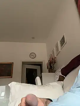 Snapshot of Frank22xx chatting on 10-22-25, 06:24 Frank22xx online show from 10-22-25, 06:24