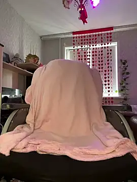 MiniSophiaa online show from 03-18-25, 07:52