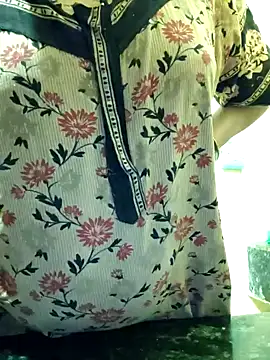 Snapshot of Aaradhya chatting on 12-04-24, 01:14 Aaradhya online show from 12-04-24, 01:14