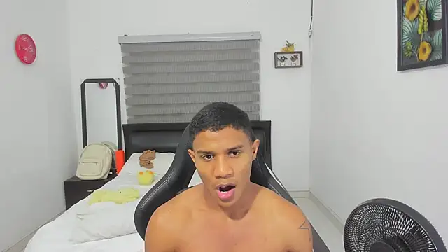 Snapshot of corzoethan chatting on 01-15-26, 05:01 corzoethan online show from 01-15-26, 05:01