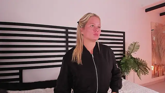 stefanny ruiz  online show from 12-02-24, 03:47