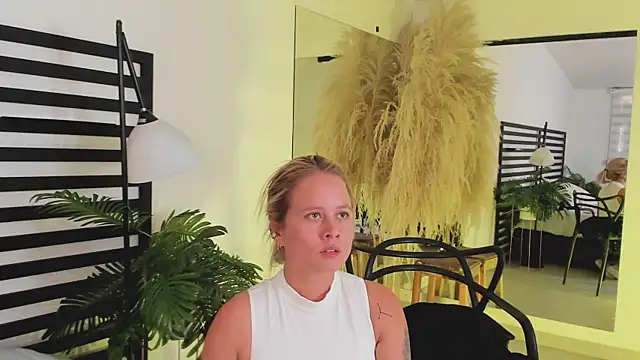 stefanny ruiz  online show from 12-25-24, 02:56