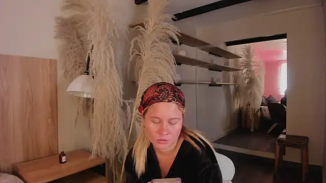 stefanny ruiz  online show from 03-01-25, 04:33