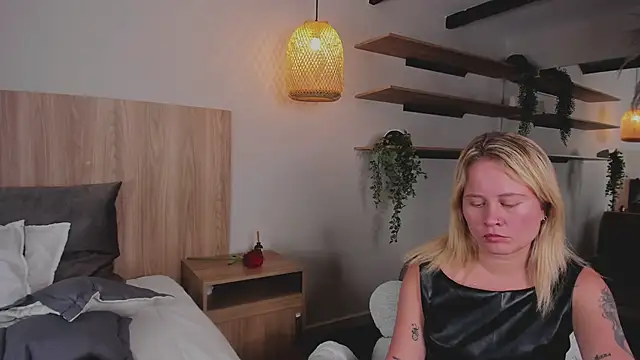 stefanny ruiz  online show from 03-20-25, 03:58